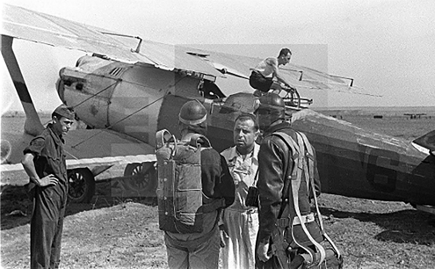 Sariñena (Huesca), Agosto de 1936. La tripulación de un Breguet XIX recibe instrucciones antes de despegar.